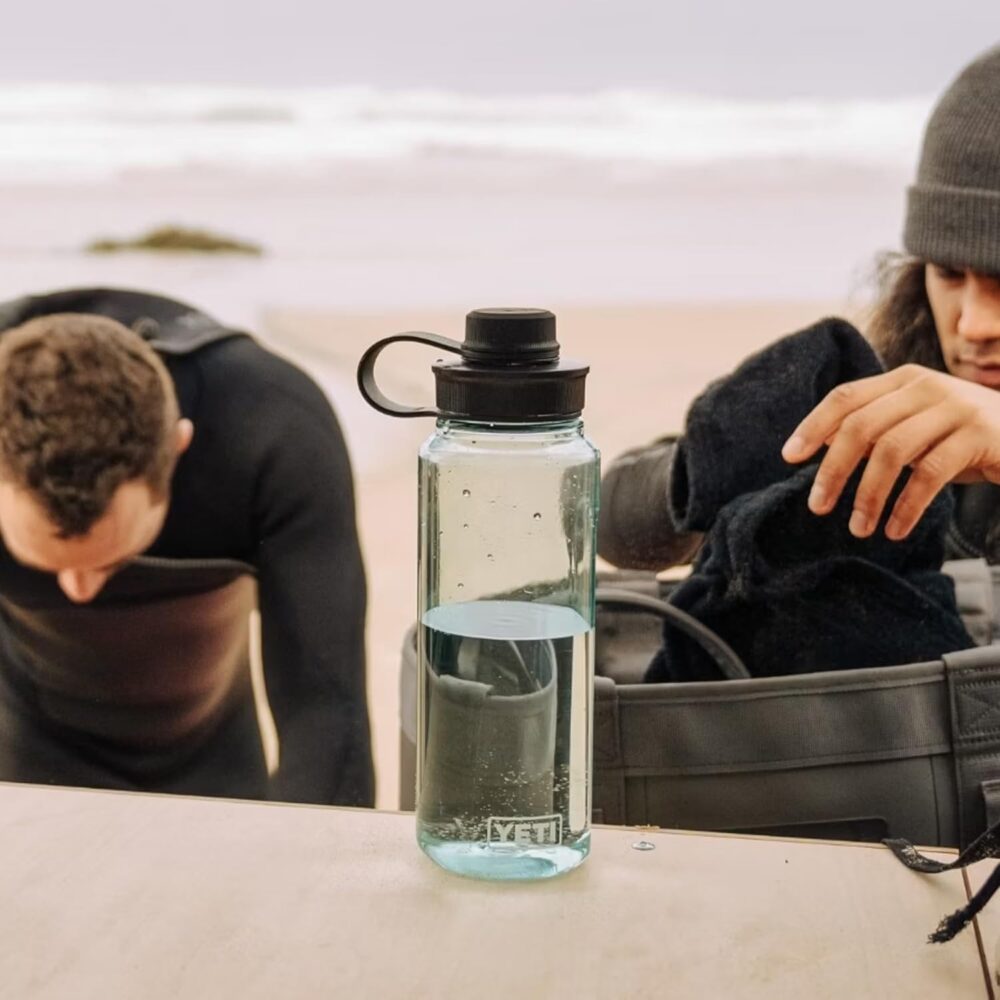 YETI Yonder™ lekkekindel BPA-vaba plastist joogipudel 1L, hall