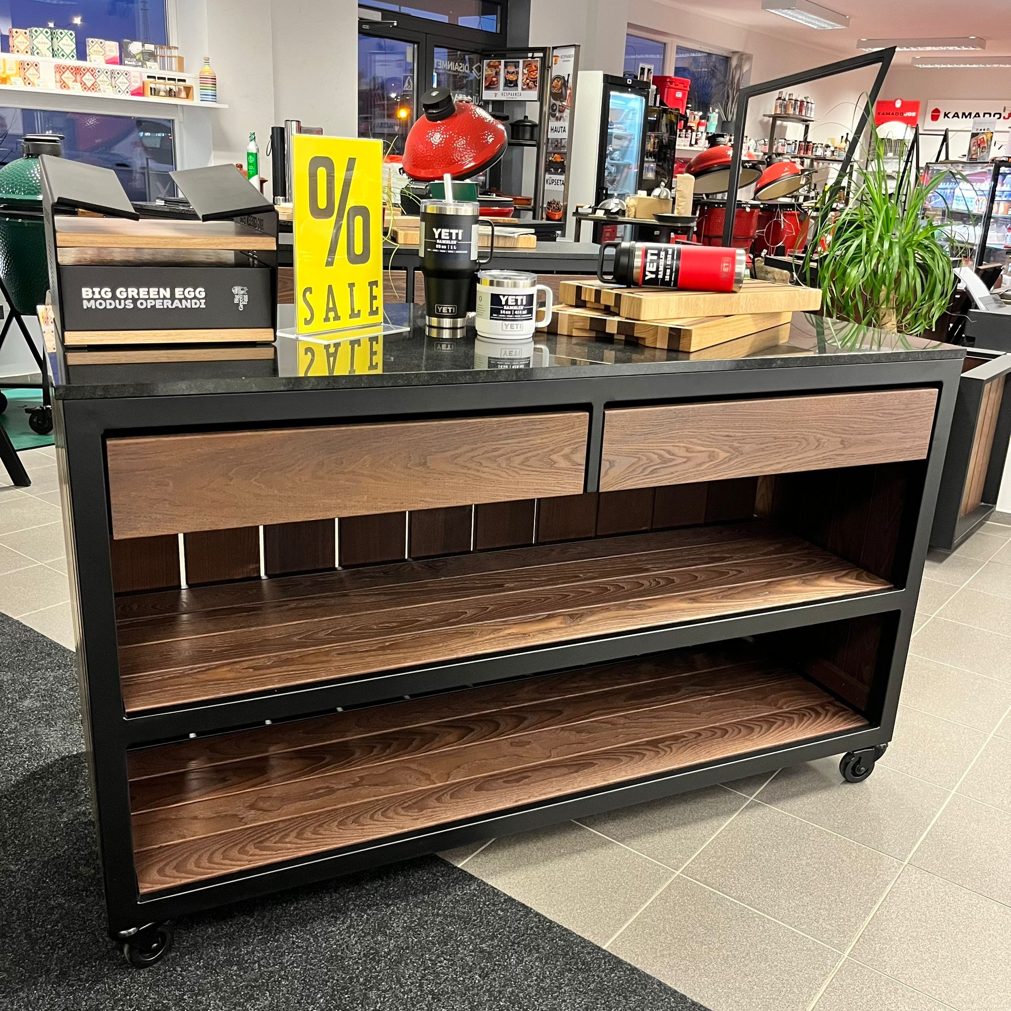 Baarilett ratastel Salonginäidis - Image 2