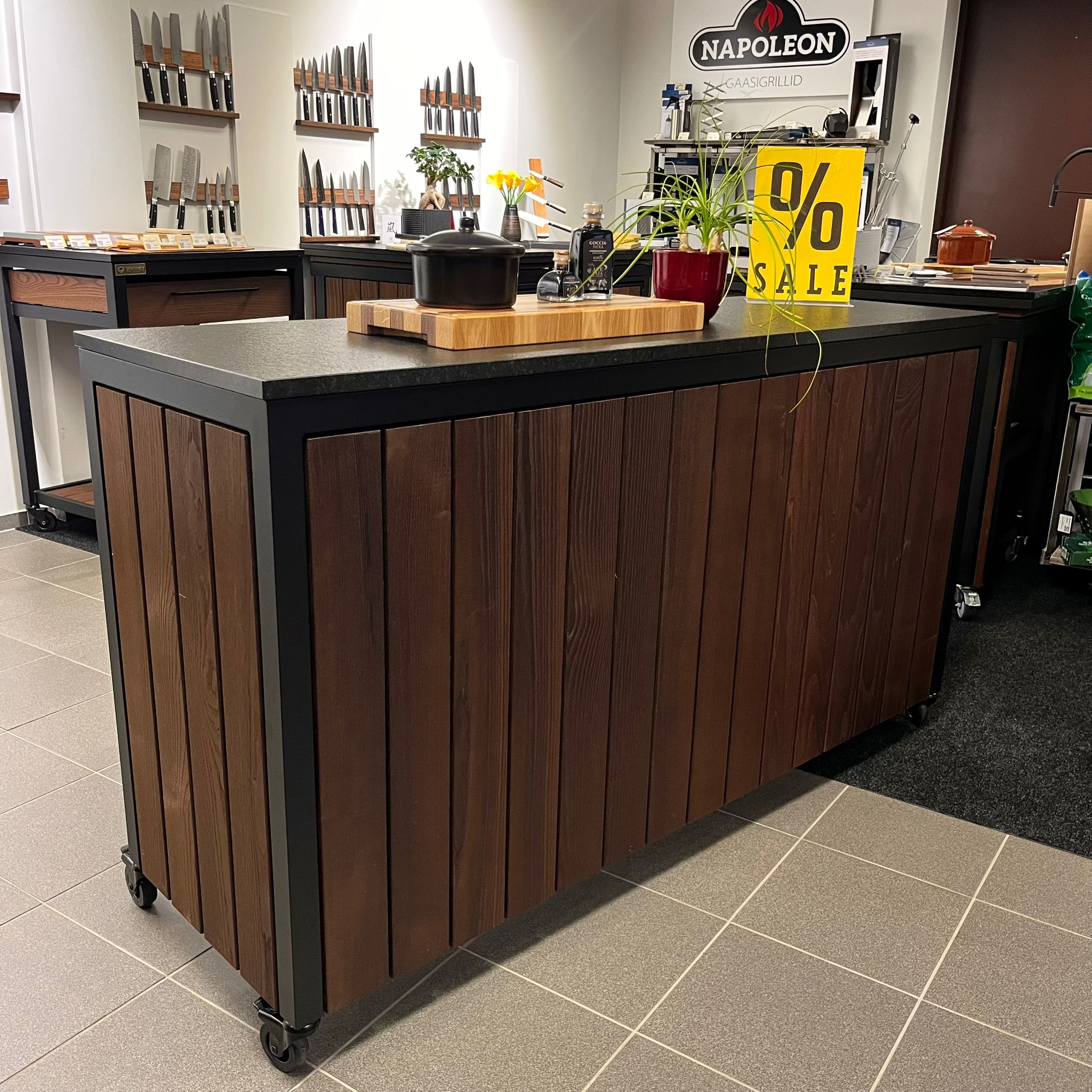 Baarilett_Serveerimislaud ratastel Salonginäidis