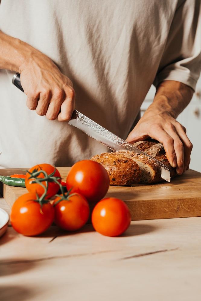 Yaxell Taishi 23 cm leivanuga lähivaates