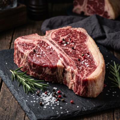Suur ~1 kg T-bone steik, T-kujuline kont, marmoreeritud veiseliha tumedal alusel